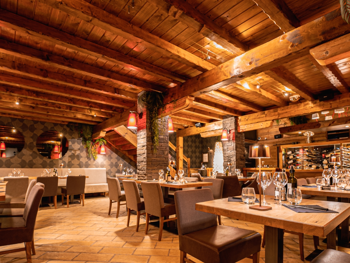 La salle du restaurant sous la charpente